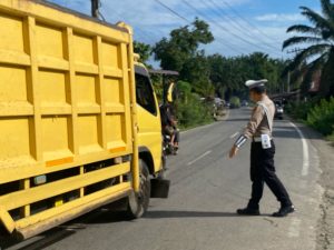 Polsek barteng rutin gatur pos padat pagi di sejumlah titik yang di anggap rawan,sebagai bentuk pelayanan polsek barteng kepada masyarakat