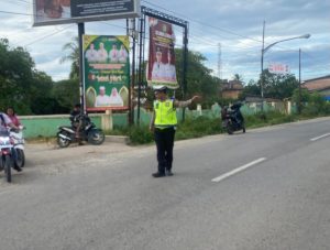Personil polsek barteng laksanakan kegiatan rutin pos padat pagi di depan simpang 3 SD 0201 binanga