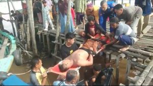 Dramatis, Detik detik Personel Polairud Polda Sumsel Evakuasi Warga Upang Terkena Serangan Strok ke Rumah Sakit