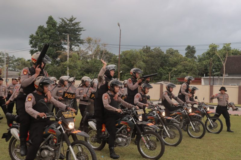 Sambut Hari Buruh, Polres Blitar Gelar Simulasi Pengamanan Unjuk Rasa