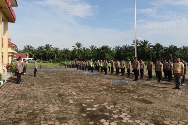 Polres padang lawas apel kesiapan peringatan hari buruh nasional di lapangan mapolres padang lawas