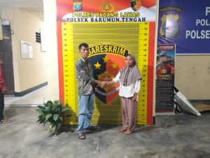 Bhabinkamtibmas polsek barteng melaksanakan problem solving,suami & istri akhir nya berdamai dan rujuk kembali warga desa sayur mahincat