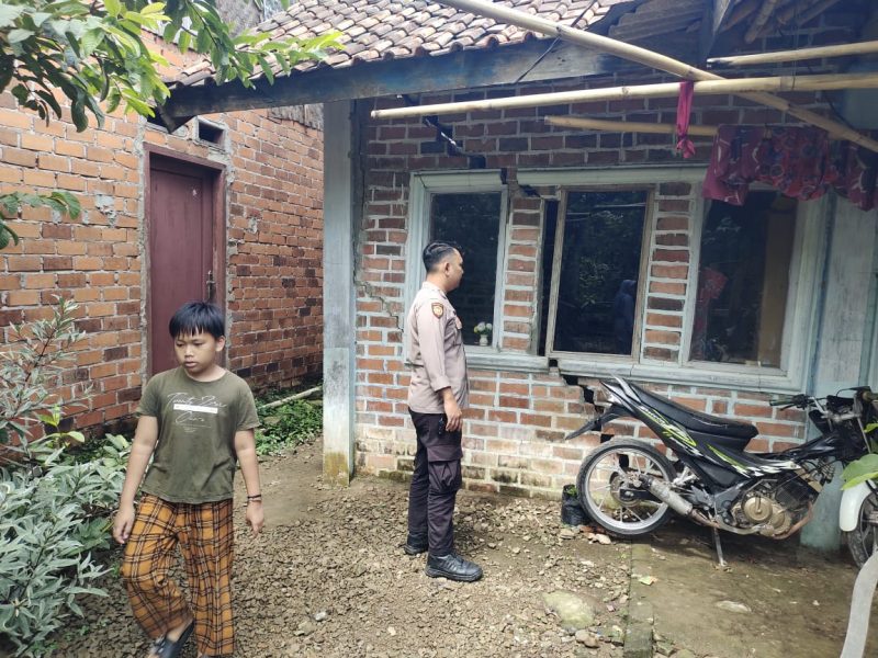 Personel Polsek Plered Lakukan Pengecekan Ke Lokasi Bencana Longsor