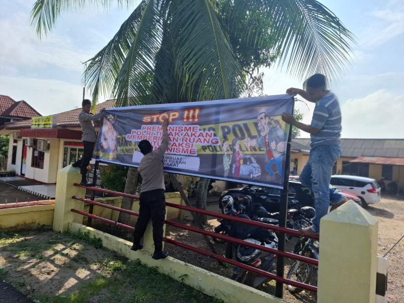 Polsek Pemulutan Pasang Banner “Stop Premanisme dan Waspada 3C” untuk Tingkatkan Kamtibmas