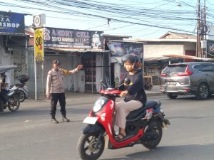 “Satbinmas polres gowa laksanakan pengaturan arus lalu lintas Di jalan poros Pallangga”
