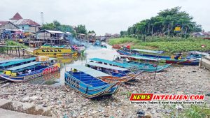 DERMAGA SPEED BOAD DAN KAPAL MOTOR DI TULUNG SELAPAN OKI, HAMPIR MENGALAMI KEKERINGAN AIR SUNGA