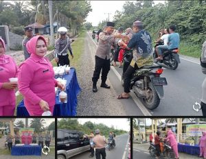 Menjelang buka puasa,polsek barteng bagikan takjil ke masyarakat yang melintas di depan mapolsek barteng