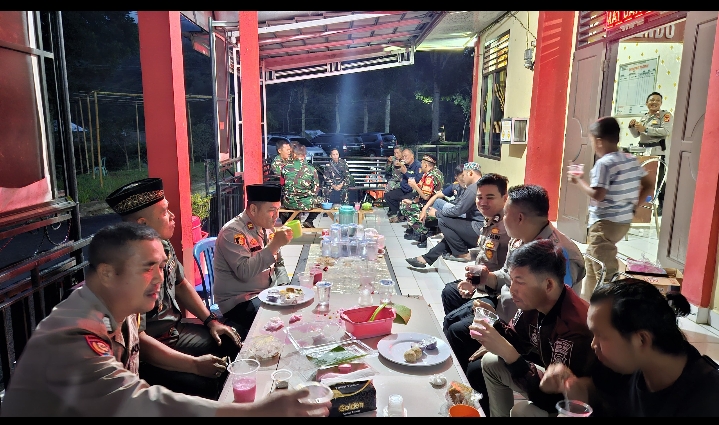 TNI-Polri Gelar Kegiatan Ramadhan Berkah, Bagikan Takjil di Wilayah Hukum Polsek Semendo