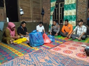 Kapolsek barteng bersama Camat barumun tengah kunjungi korban kebakaran di desa unterudang