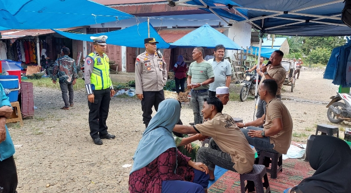 Kapolsek barteng AKP RAHMAT SALEH turun langsung ke pasar huristak pastikan aktivitas di pasar huristak situasi aman dan nyaman bagi masyarakat