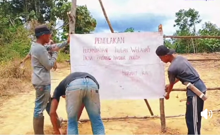 Perambahan hutan di daerah sihapas barumun,dua desa melakukan aksi penolakan dengan aksi blokade jalan